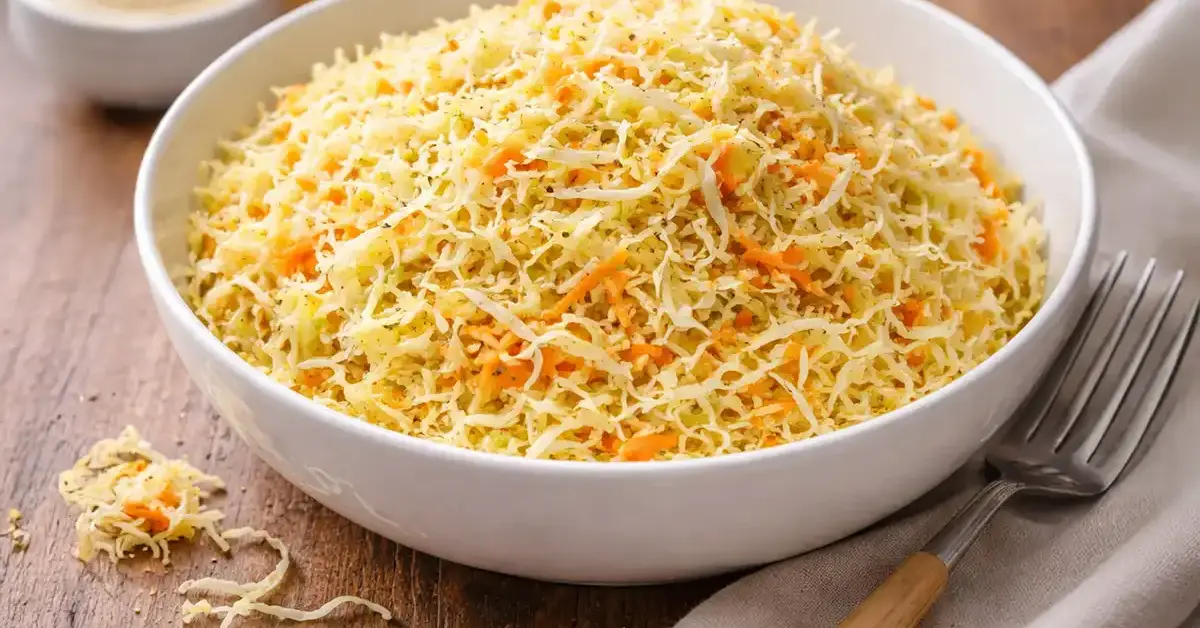 Insalata di cavolo cappuccio tagliata fine